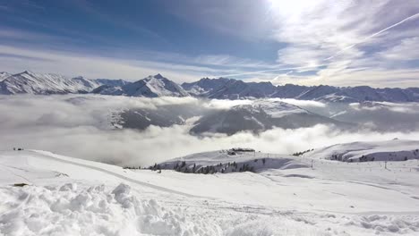 Zeitraffer-Von-Nebel,-Der-Durch-Schneebedeckte-Berggipfel-Zieht