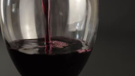 Rotwein-In-Ein-Glas-Gießen,-Nahaufnahme