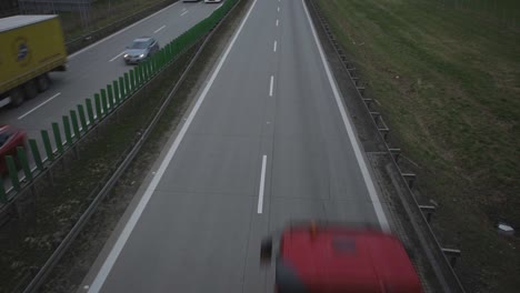 Autos-Und-Lastwagen-Auf-Der-Stark-Befahrenen-Autobahn-In-Zlotoryja,-Polen-–-Aufnahme-Aus-Der-Vogelperspektive