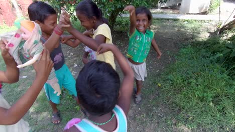 Kleine-Obdachlose-Arme-Indische-Kinder,-Die-Miteinander-Spielen-Und-Spaß-Haben,-Kindheitstage,-Armut-Und-Unschuld-Genießen,-Zeitlupenaufnahme