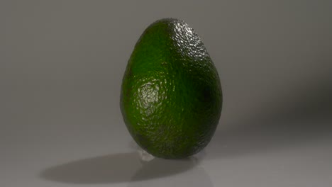 Reife-Grüne-Avocado-Auf-Weißem-Hintergrund