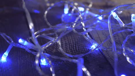 Weihnachtshintergrund-Mit-Blau-Blinkenden-Dekorativen-Lichtern