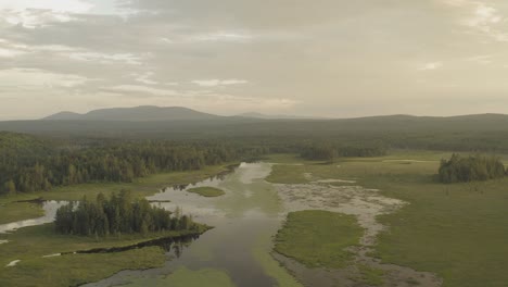 Weite-Wildnislandschaft,-Aufsteigende-Luftaufnahme-Von-Shirley-Bog,-Maine