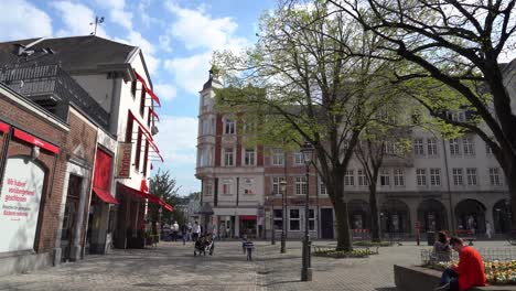 Münsterplatz-In-Der-Stadt-Aachen-In-Deutschland-Mit-Einigen-Menschen-Und-Bäumen