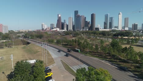 In-Diesem-Video-Geht-Es-Um-Eine-Luftaufnahme-Der-Skyline-Von-Houston-Vom-Elanor-Tinsley-Park-Aus