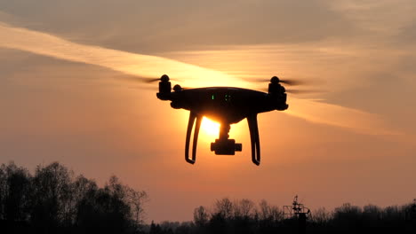 Drohnensilhouette,-Die-Bei-Sonnenuntergang-Vor-Der-Sonne-Fliegt