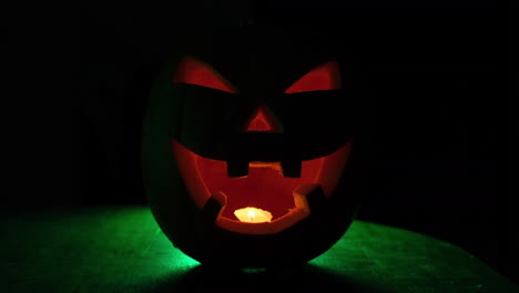 Halloween-spooky-pumpkin-lantern-in-the-dark