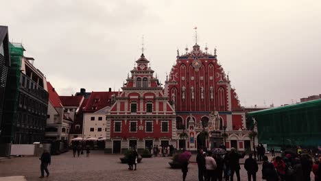 Statische-Aufnahmeansicht-Von-Riga,-Haus-Der-Schwarzköpfe,-Während-Touristen-Herumlaufen,-Lettland,-Riga
