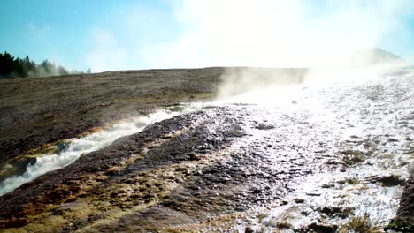 El-Agua-Caliente-Al-Vapor-Fluye-Hacia-El-Río-Firehole-En-Las-Aguas-Termales-Prismáticas-En-El-Parque-Nacional-De-Yellowstone
