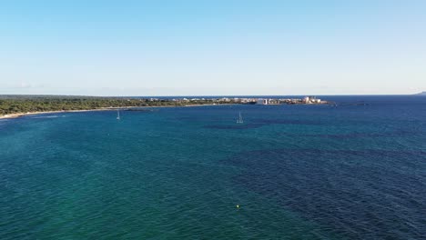 Strand-Von-Estanys-Auf-Der-Insel-Mallorca-In-Spanien-Mit-Segelbooten-In-Der-Nähe-Von-Coto-Point-Hotelresorts,-Luftanflugaufnahme