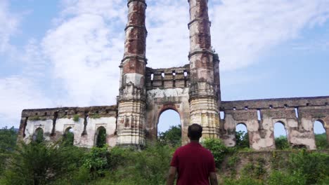 Hombre-En-Heritage-Iteri-Masjid-De-Champaner-También-Conocido-Como-Amir-Manzil