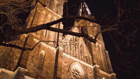 Beleuchtete-Kirche-St.-Peter-Und-Paul-Bei-Nacht,-Vysehrad,-Prag,-Tschechien
