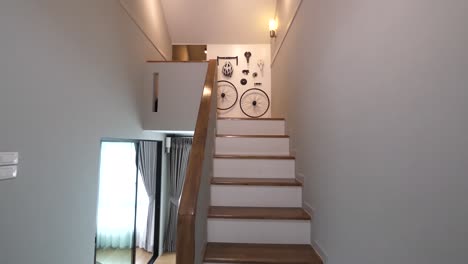 An-Der-Wand-Hängen-Moderne,-Mit-Fahrradteilen-Verzierte-Holztreppen