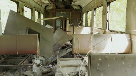 Das-Innere-Eines-Zerstörten-Eisenbahnwaggons-In-Der-Sperrzone-Von-Tschernobyl-–-Breites-Rollen
