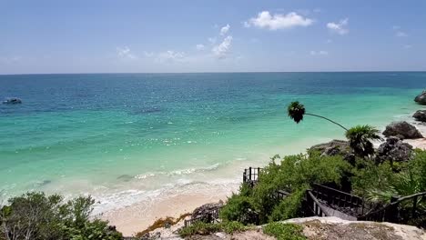 Schöne-Aussicht-Auf-Das-Karibische-Meer-In-Der-Maya-Stadt-Tulum,-Sonniger-Tag-Im-Karibischen-Meer-Mit-Schöner-Aussicht
