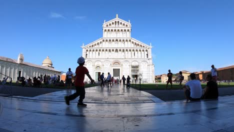 Zeitraffer-Von-Touristen,-Die-An-Einem-Sonnigen-Tag-Durch-Die-Symbolträchtigen-Orte-Von-Pisa-Spazieren,-Die-Schönheit-Bewundern-Und-Fotos-Machen