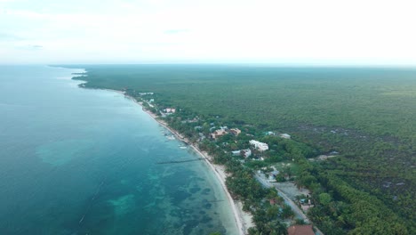 Vista-Aérea-De-La-Costa-De-Cancún-Y-La-Región-Maya