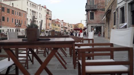 Leere-Plätze-Im-Restaurant-In-Venedig-Während-Der-Covid-19-Pandemie
