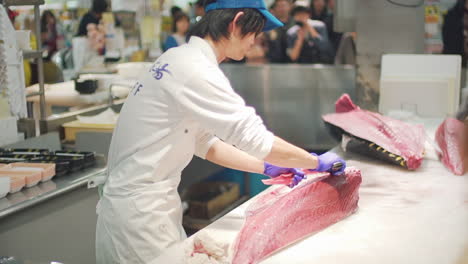 Experienced-Fish-Cutter-Deboning-A-Big-Bluefin-Tuna-In-Front-Of-Public-Audience-At-Toretore-Ichiba-Fish-Market-In-Wakayama,-Japan---Medium-Shot