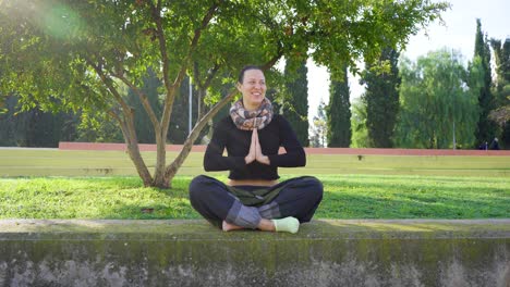 Yogalehrer-Lacht,-Sieht-Freundlich-Aus-Und-Redet-Freundlich