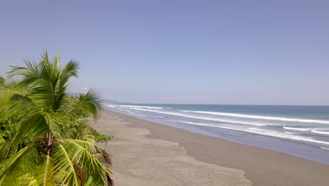 Eine-Gleitende-Drohnenaufnahme-Zeigt-Einen-Langen,-Wunderschönen-Strand-In-Costa-Rica