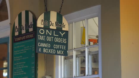 Café-Du-Monde-Zum-Mitnehmen-Aus-Dem-Fenster,-New-Orleans,-Louisiana