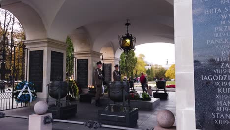 The-inside-of-Tomb-of-the-Unknown-Soldier-with-two-guards-standing-and-the-eternal-fire-in-Warsaw,-Poland