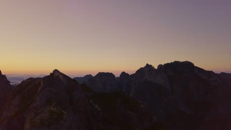 Magischer-Blick-Auf-Den-Sonnenuntergang-Vom-Felsigen-Berg-Auf-1818-Metern-Höhe---Aufsteigende-Drohne