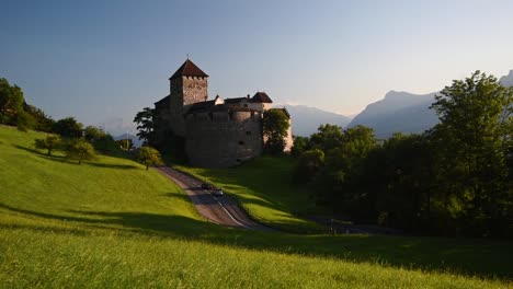 Vista-Panorámica-Del-Castillo-De-Vaduz-En-Liechtenstein-En-Una-Cálida-Tarde-De-Verano