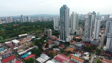 Luftdrohnenaufnahmen-Von-Wohngebieten-Und-Modernen-Gebäuden-Hinter-Dem-Park-In-Panama-Stadt-Mit-Kameraschwenk