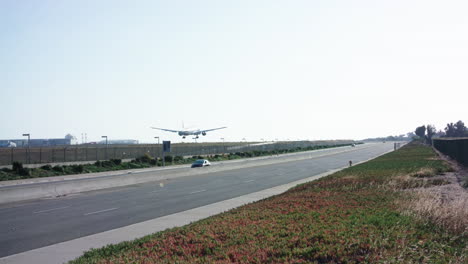 Un-Gran-Avión-Asiático-Aterriza-En-Una-Pista-De-Aterrizaje-Laxa-En-Los-ángeles,-California