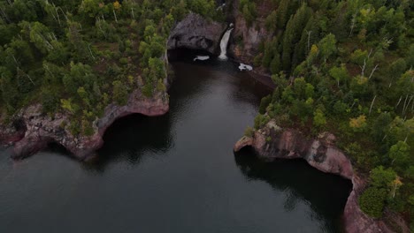 Luftaufnahme-Erstaunlicher-Wasserfall-Versteckt-Im-Nordufer-Des-Minnesota-Lake-Superior