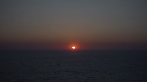 Wunderschönes-Ende-Des-Sonnenuntergangs-Mit-Sonne-Am-Horizont-Vom-Aussichtspunkt-Des-Cíes-Insel-Nationalparks-In-Vigo,-Galizien,-Spanien
