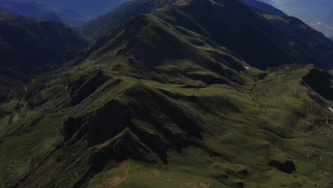 Der-Drohnenschuss-Neigt-Sich-Nach-Oben-Und-Zeigt-Eine-Atemberaubende-Landschaft-In-Lagorai,-Italien,-Mit-Farbenfrohem-Himmel-Und-Grünen-Gipfeln-Darunter