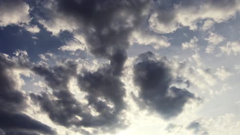 Himmelslandschaft-Mit-Dunklen-Kumuluswolken
