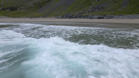 Wellen-Brechen-An-Der-Küste-An-Einem-Einsamen-Strand-Auf-Den-Lofoten,-Norwegen