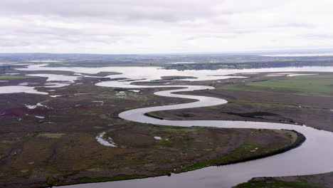 Luftaufnahmen-über-Gewundenen-Flüssen-Und-Feuchtgebieten-Von-Nationaler-Bedeutung
