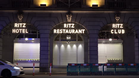 Ein-Polizeiwagen-Rast-Zu-Beginn-Der-Zweiten-Landesweiten-Sperrung-Zur-Reduzierung-Der-Coronavirus-Infektionsrate-An-Den-Geschlossenen-Fensterläden-Des-Ritz-Hotel,-Club-Und-Restaurant-In-London-Vorbei