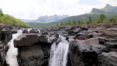 Split-Wasserfall-Vor-Der-Herrlichen-Kulisse-Der-Western-Ghats-Indiens-Während-Der-Monsunzeit