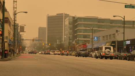 Orange-Sky-Due-To-Wildfire-Smoke-Obscured-The-Vancouver-City-With-Vehicles-Diving-At-The-West-Broadway-Sreet-In-British-Columbia,-Canada