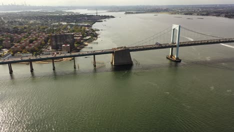 Eine-Luftaufnahme-Der-Throgs-Neck-Bridge-über-Dem-East-River-In-New-York