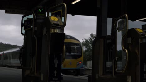 Fahrkartenautomaten,-Als-Der-Zug-Den-Bahnhof-Verlässt,-Totale