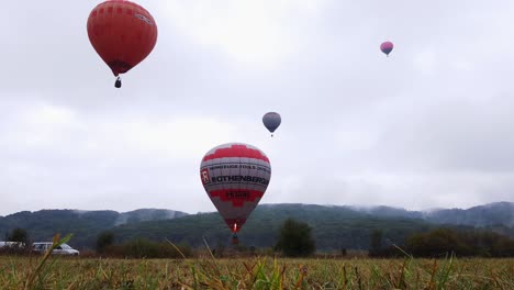 Heißluftballons-Starten-Während-Der-Heißluftballonparade-Auf-Dem-Campus-Cetatii,-Rumänien