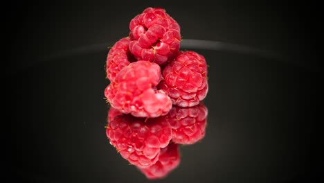 Frutas-De-Frambuesa-De-Color-Rojo-Brillante-Con-Reflejo-Especular