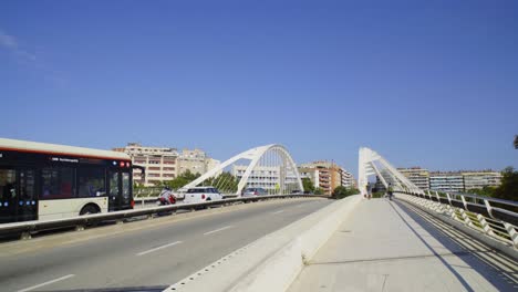 Blick-Auf-Die-Brücke-Bac-De-Roda-Im-Stadtteil-Sant-Marti,-Barcelona,-Spanien