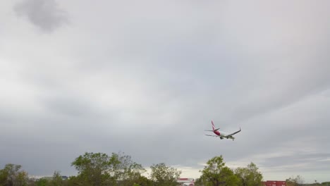 Primer-Plano-De-Un-Avión-Internacional-Nacional-De-Qantas-Australiano-Aterrizando-En-El-Aeropuerto-De-Sydney
