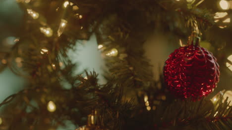 Ornamente-Auf-Einem-Weihnachtsbaum