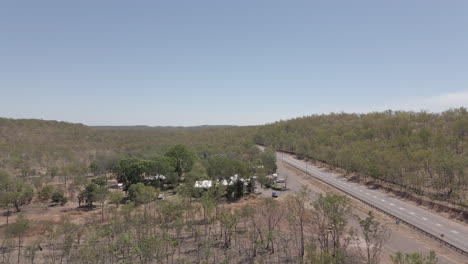 Bewegende-Drohnenaufnahme-Von-Haus-Und-Straße-Im-Nördlichen-Territorium,-Australisches-Outback