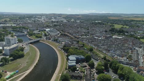 Aerial-over-a-bustling-Exeter-city,-Devon