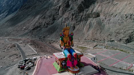 Luftaufnahmen-Einer-Drohne,-Die-Um-Eine-Goldene-Budha-Statue-In-Ladakh-Kreist